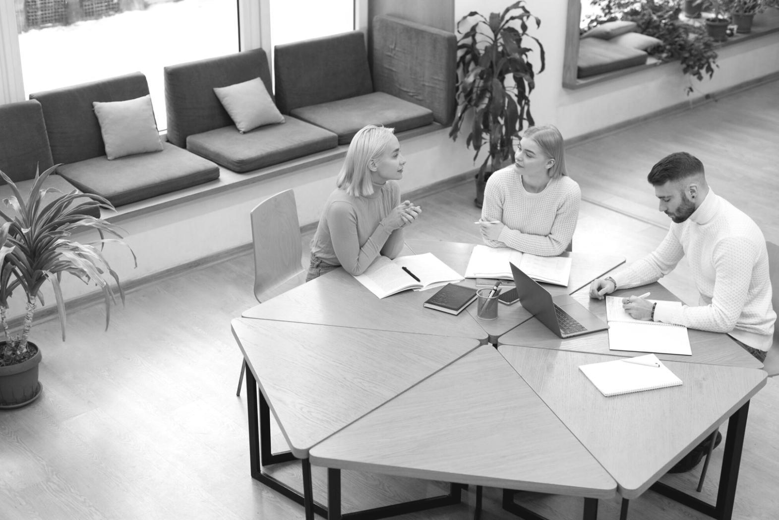 Professionnel analysant des données financières sur un tableau de bord moderne