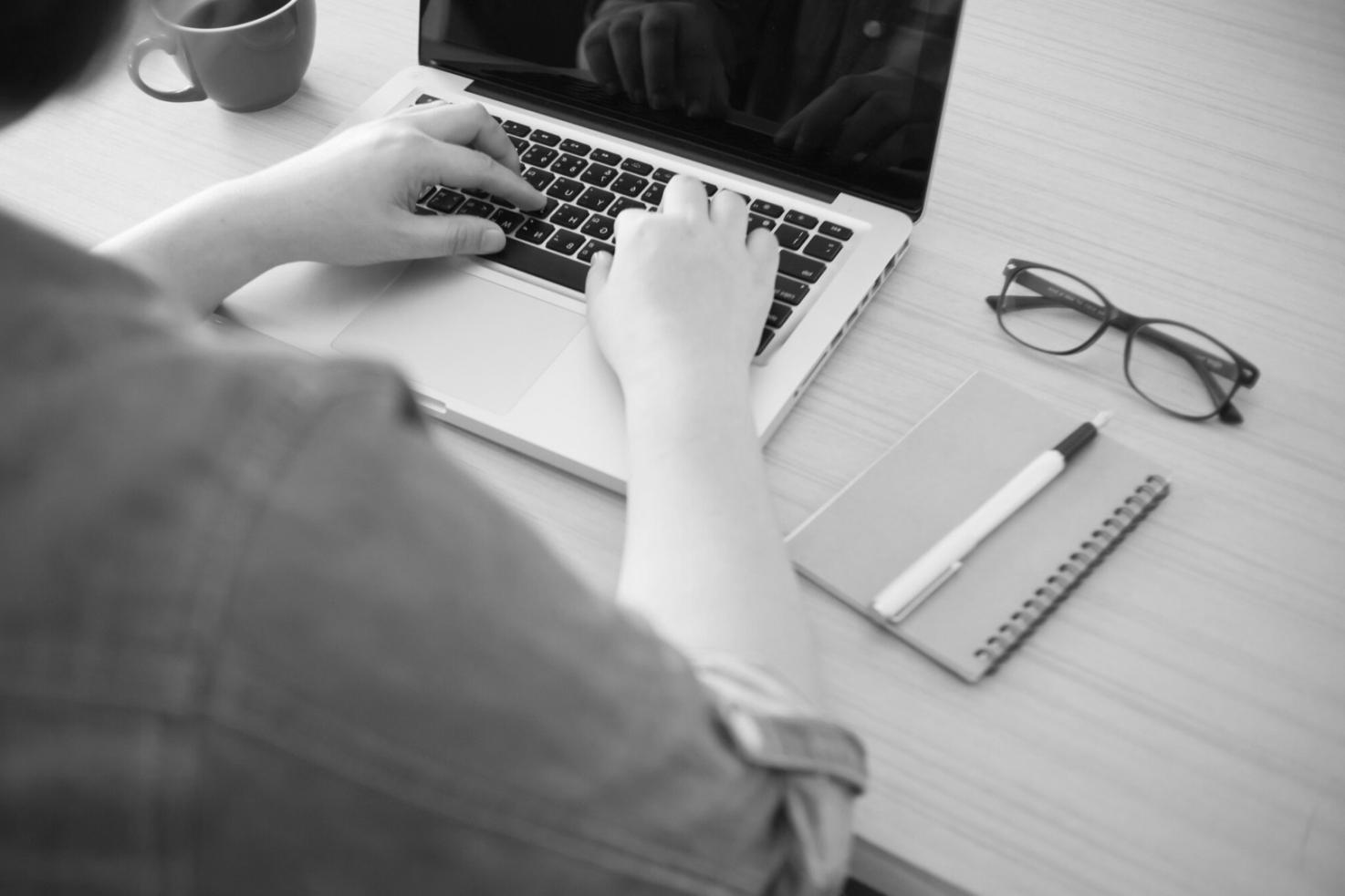 Espace de travail organisé avec documents financiers et outils de planification